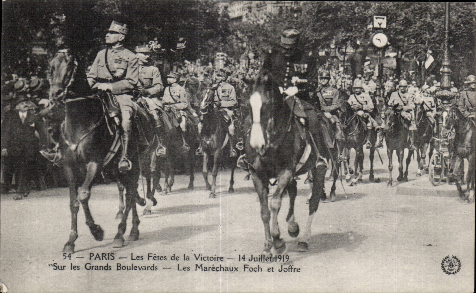 CPA Militaria Paris Festivals of the Victoire July 14th 1919 On the grand boulevards amrechaux Foch and Joffre Horses