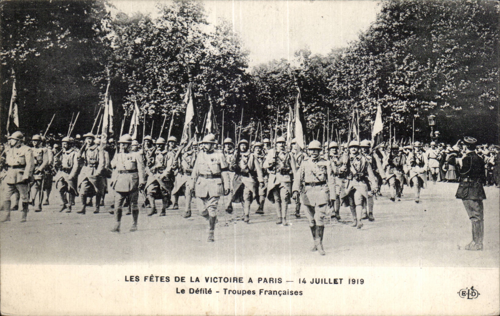 CPA Militaria Paris Festivals of the Victoire July 14th 1919 the procession French Troops
