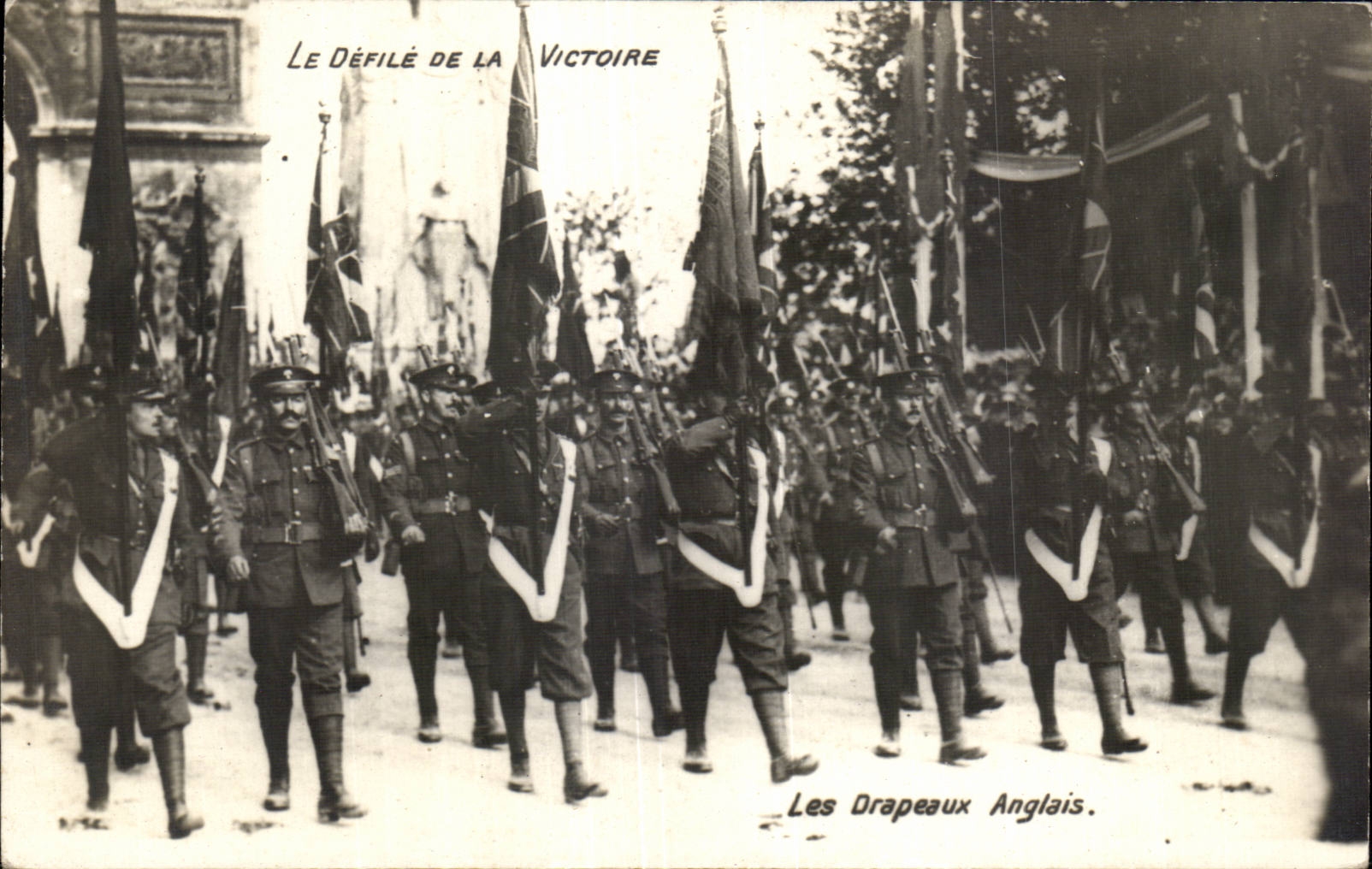 CPA Militaria Paris Ravelled of the Victoire English flags
