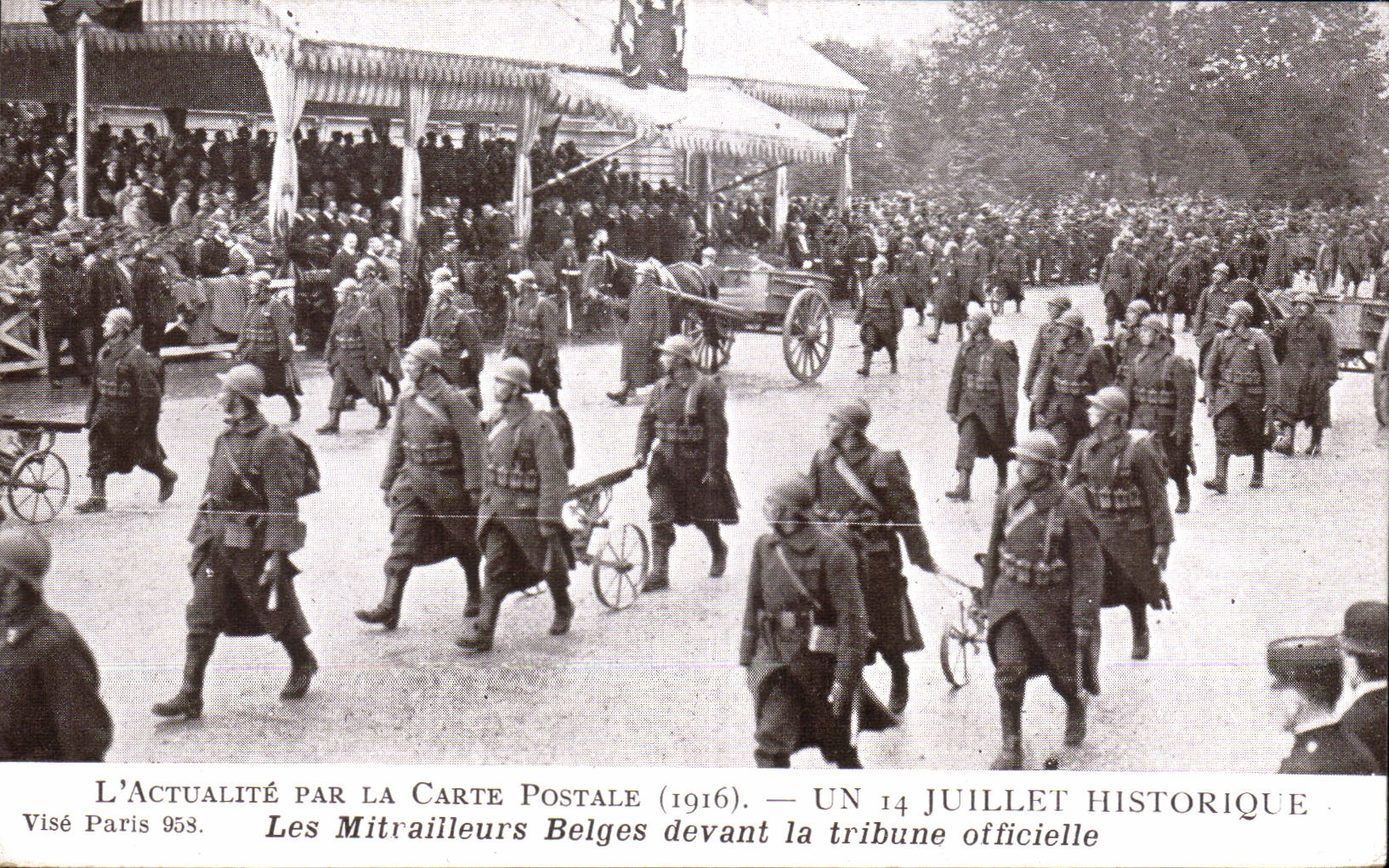 CPA Militaria Paris One historical July 14th Belgian machine gunners in front of the official platform