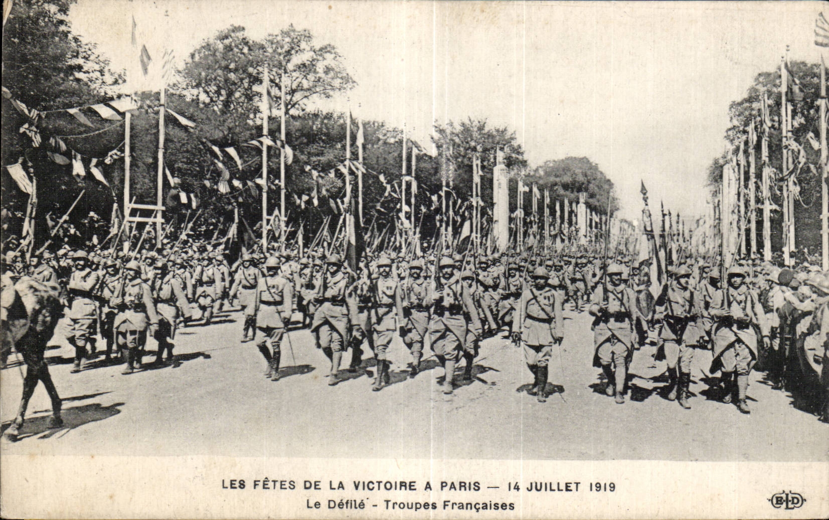CPA Militaria Paris Re-examined of July 14th 1919 the procession French Troops