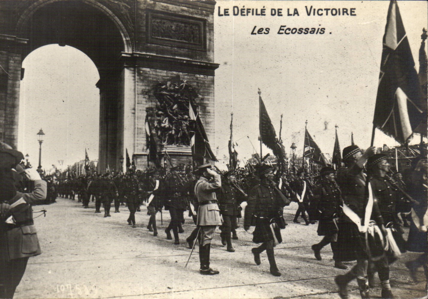 CPA Militaria Paris Ravelled of the Victoire the Scot Arc de Triomphe