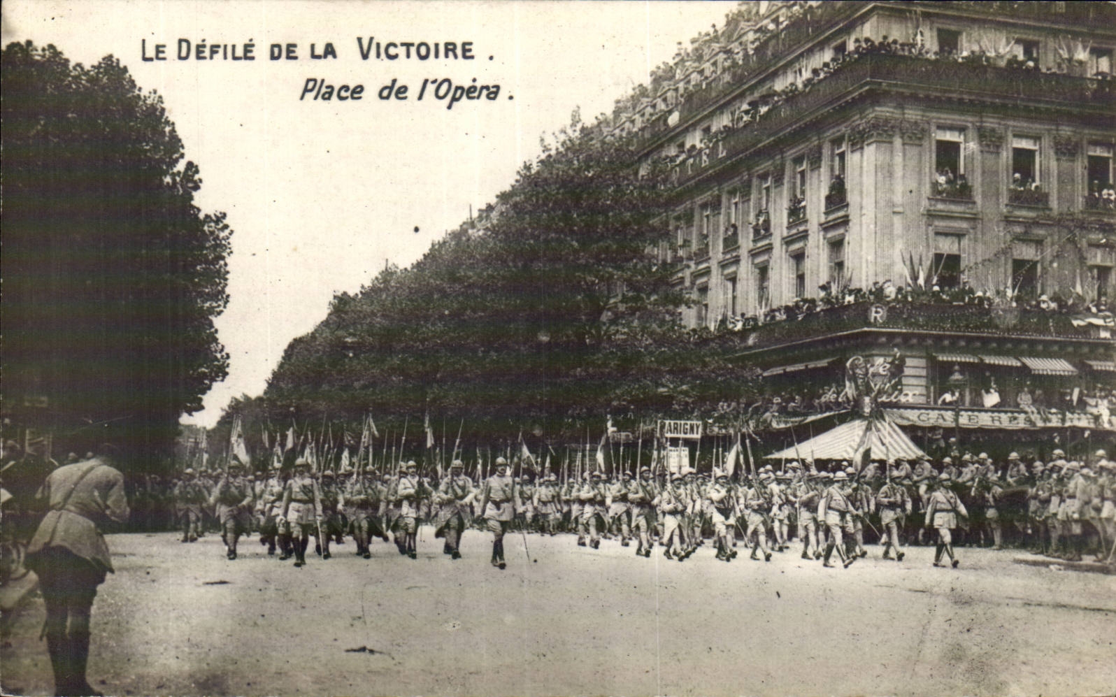 CPA Militaria Paris Defile of the Victoire Places Opera