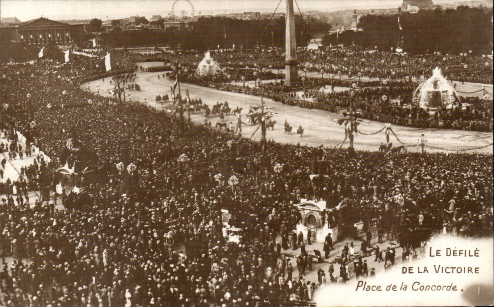 CPA Militaria Paris Defile of the Victoire Places Harmony