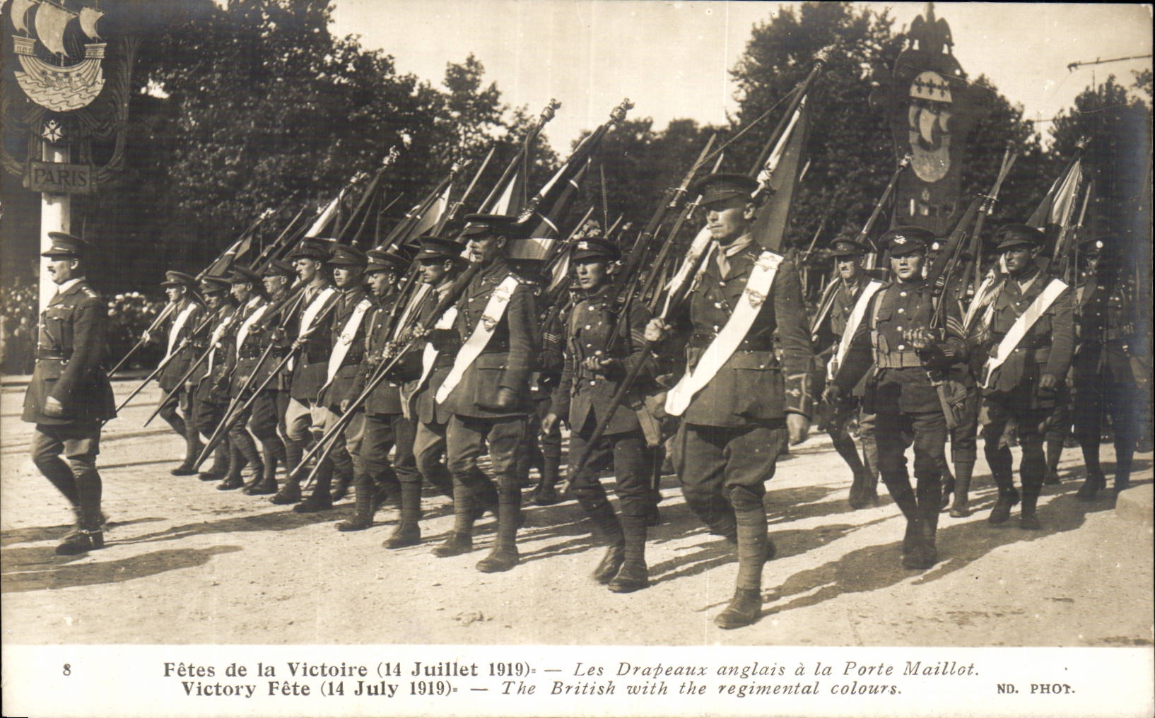 CPA Militaria Paris Fetes de la Victoire 14 juillet 1919 Les drapeaux anglais a la Porte Maillot