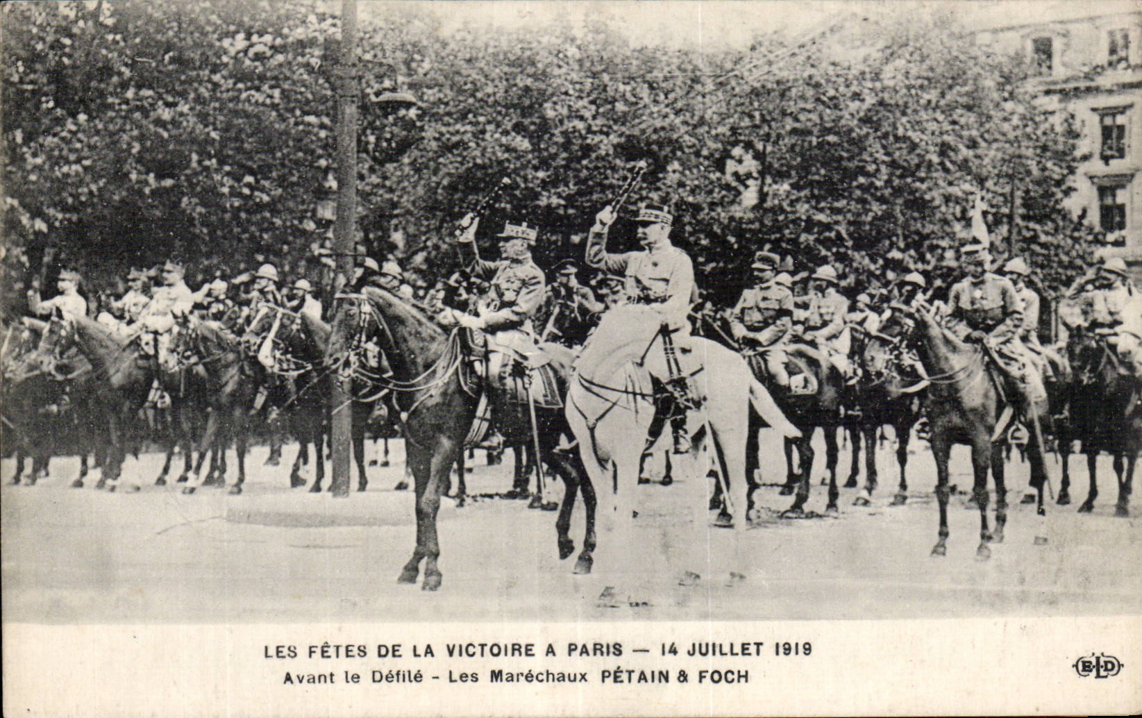 CPA Militaria Paris Festivals of the Victoire July 14th 1919 Before the procession the marshals Petain and Foch