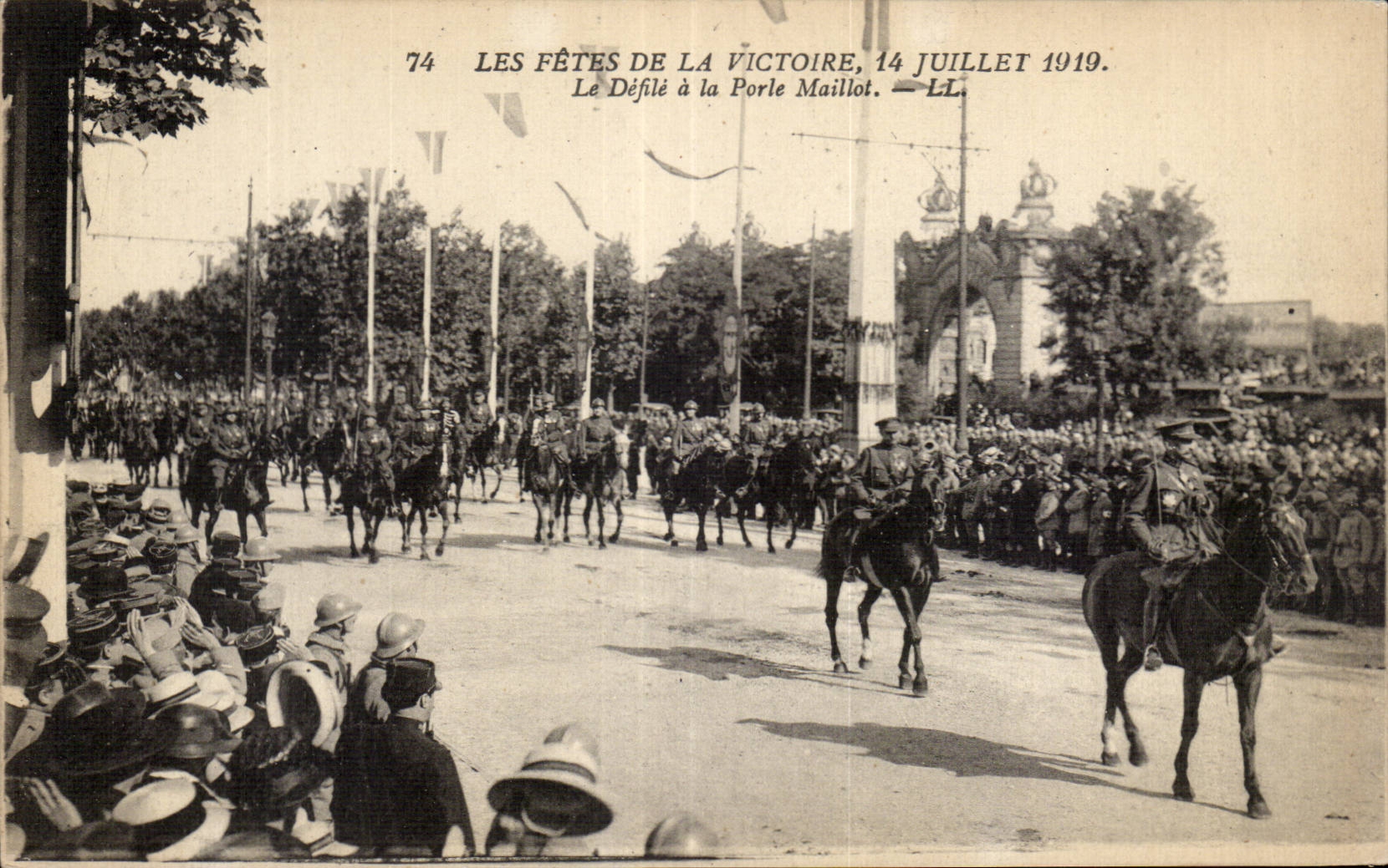 CPA Militaria Paris Fetes de la Victoire 14 juillet 1919 Le defile de la Porte Maillot