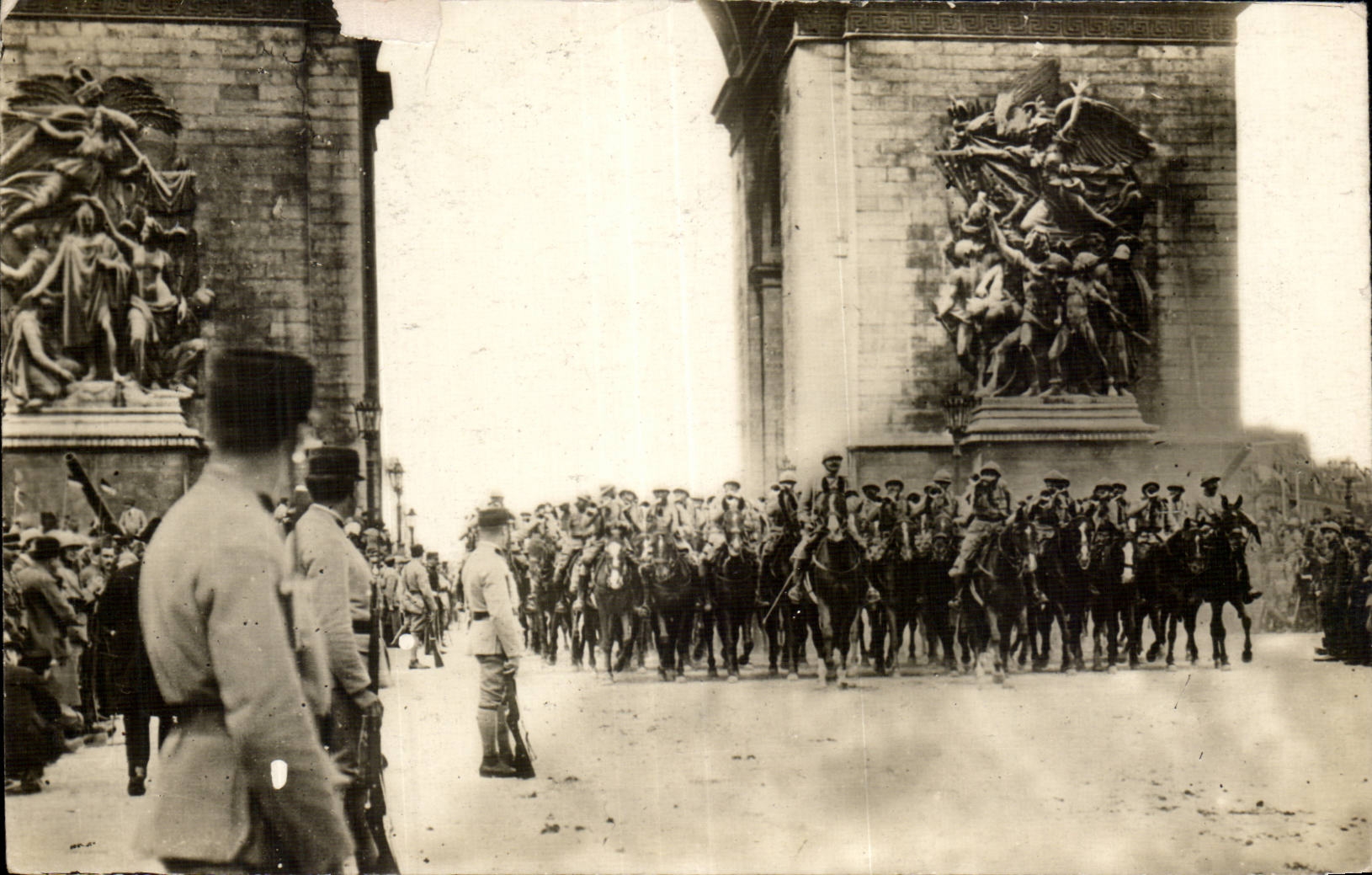 CPA Militaria Paris Fetes of the Victoire July 14th 1919 the French cavalry passes under Arc de Triomphe