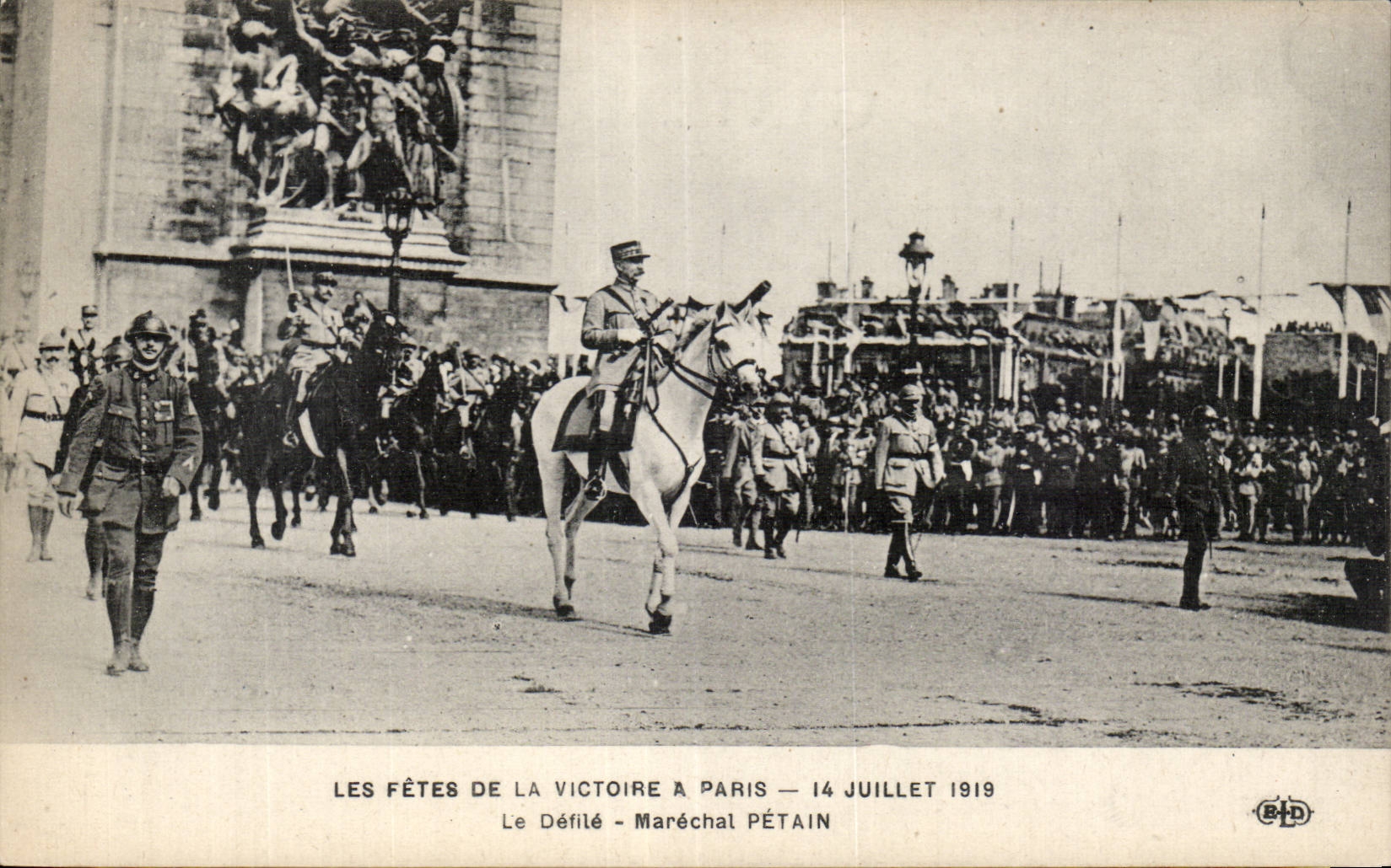 CPA Militaria Paris Festivals of the Victoire July 14th 1919 the Petain Marshal Arc de Triomphe