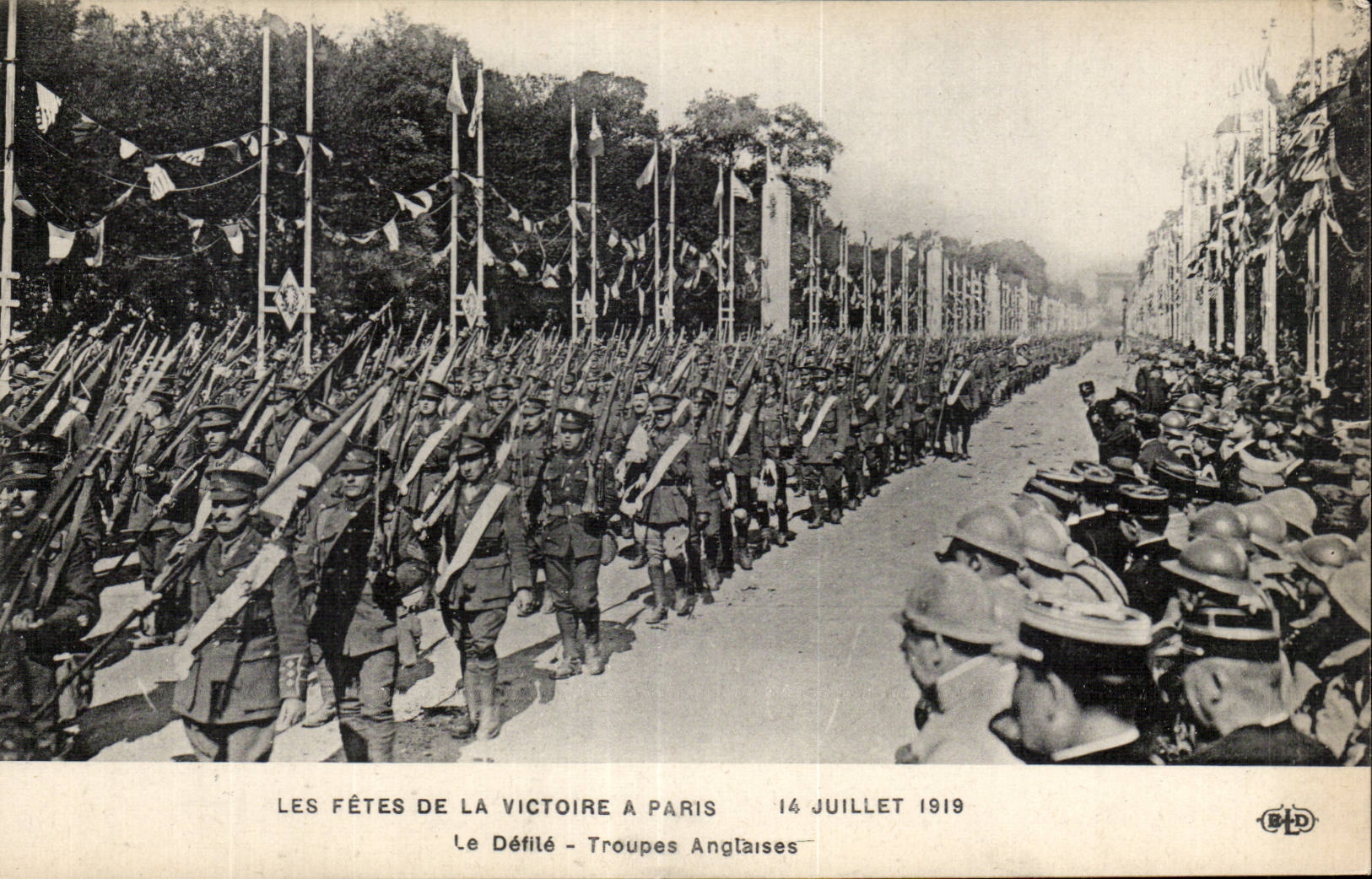 CPA Militaria Paris Festivals of the Victoire July 14th 1919 the procession English troops Arc de Triomphe