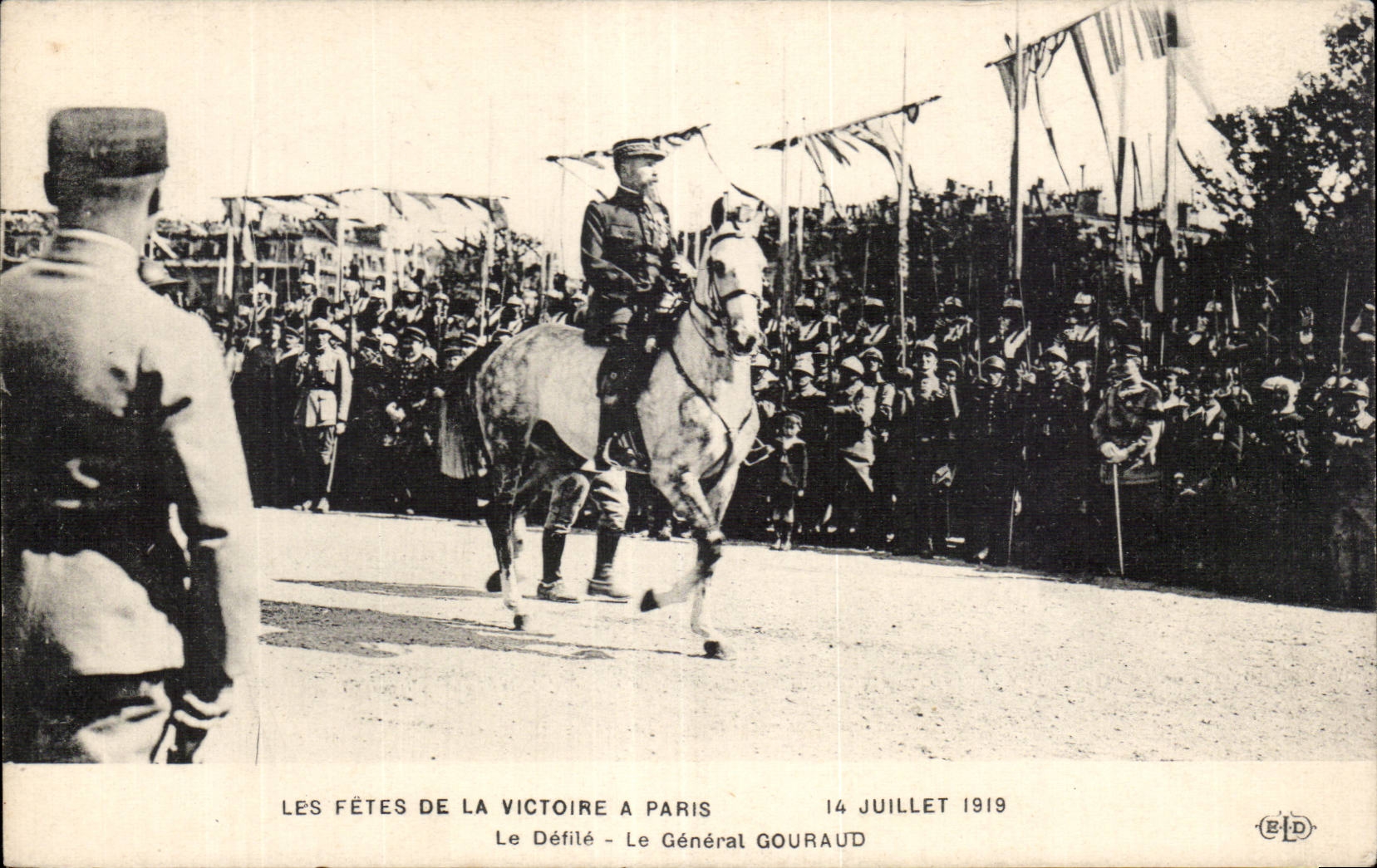 CPA Militaria Paris Festivals of the Victoire July 14th 1919 the procession general Gouraud Arc de Triomphe