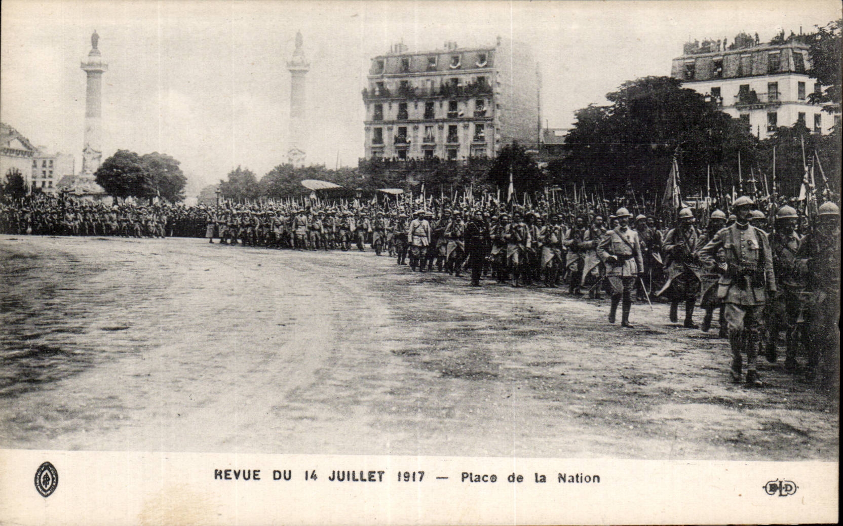 CPA Militaria Paris Revu du 14 juillet 1917 Place de la Nation