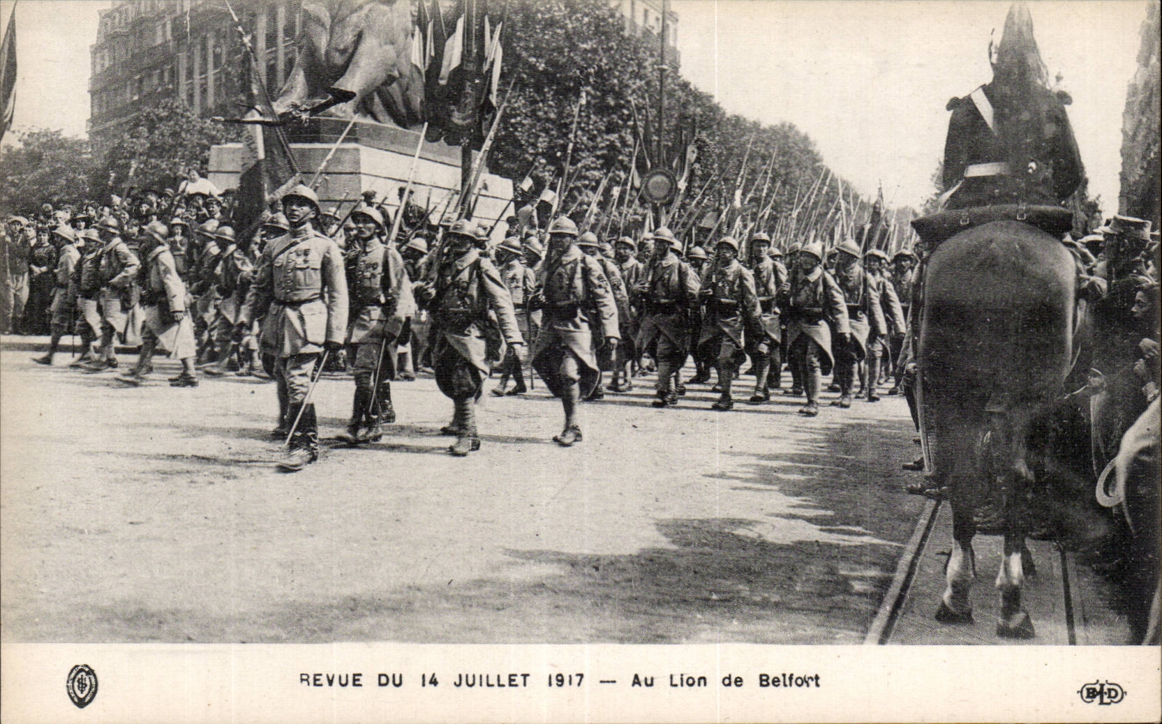 CPA Militaria Paris 14 juillet 1917 Au lion de Belfort