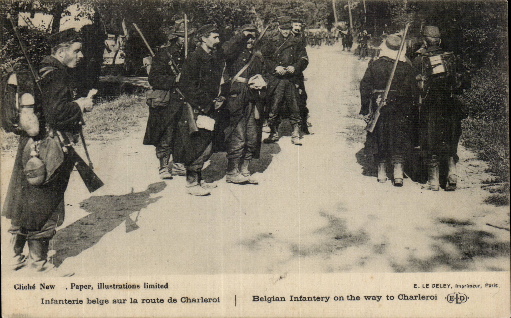 CPA Belgian Militaria Infantry on the road of Charleroi