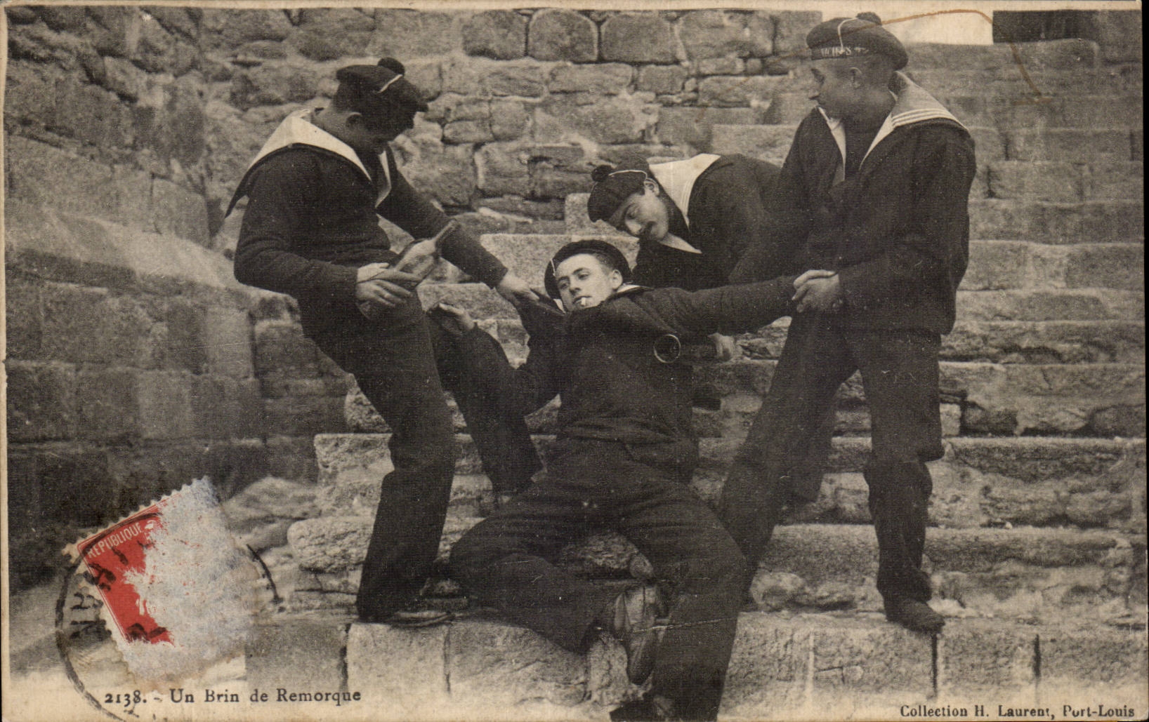 CPA Militaria Un brin de remorque Soldats