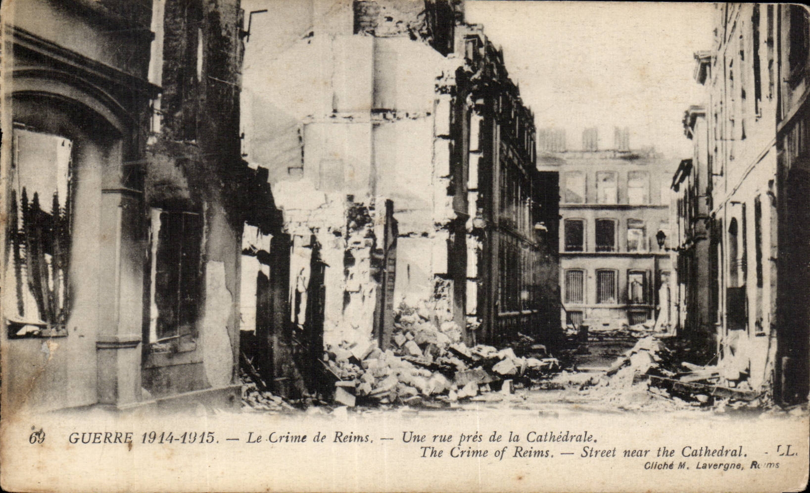 CPA Militaria Reims the crime a street close to the cathedral