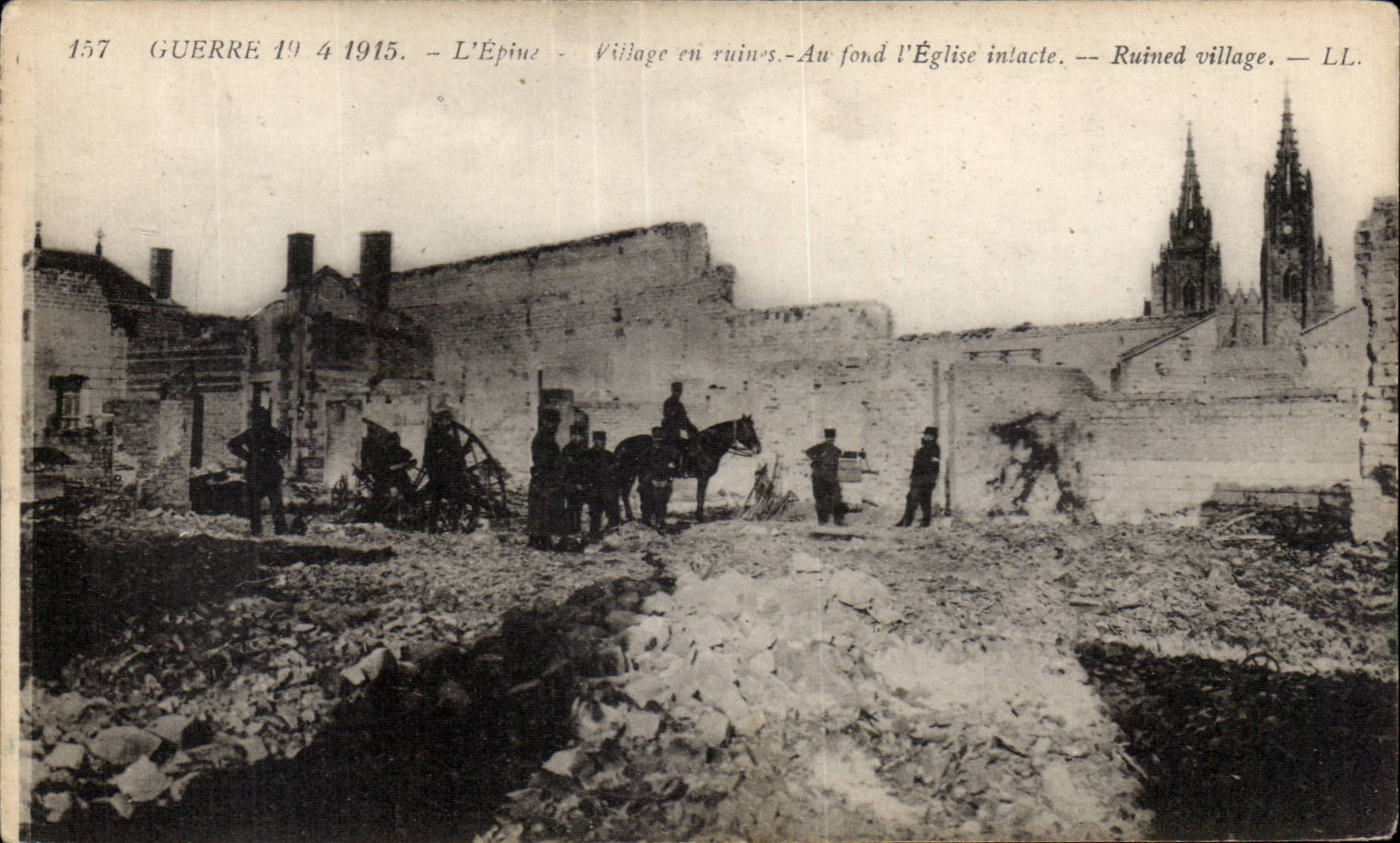 CPA Militaria church Village in ruins At the bottom intact church spine