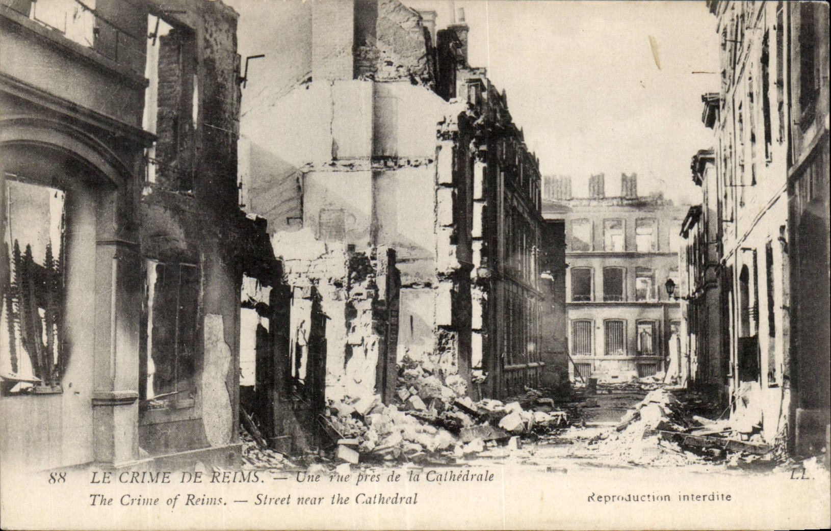 CPA Militaria the crime of Reims a street close to the cathedral
