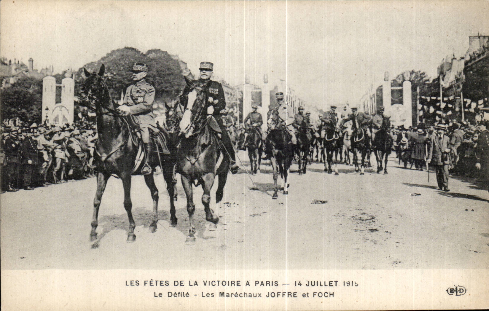 CPA Militaria Paris Festivals of the victory July 14th 1919 the procession the Marshals Joffre and Foch