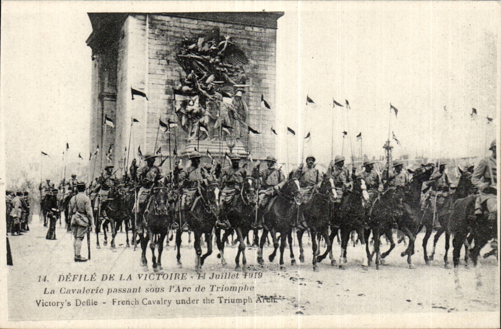 CPA Militaria Ravelled of the victory Paris July 14th 1919 cavalry passing under Arc de Triomphe