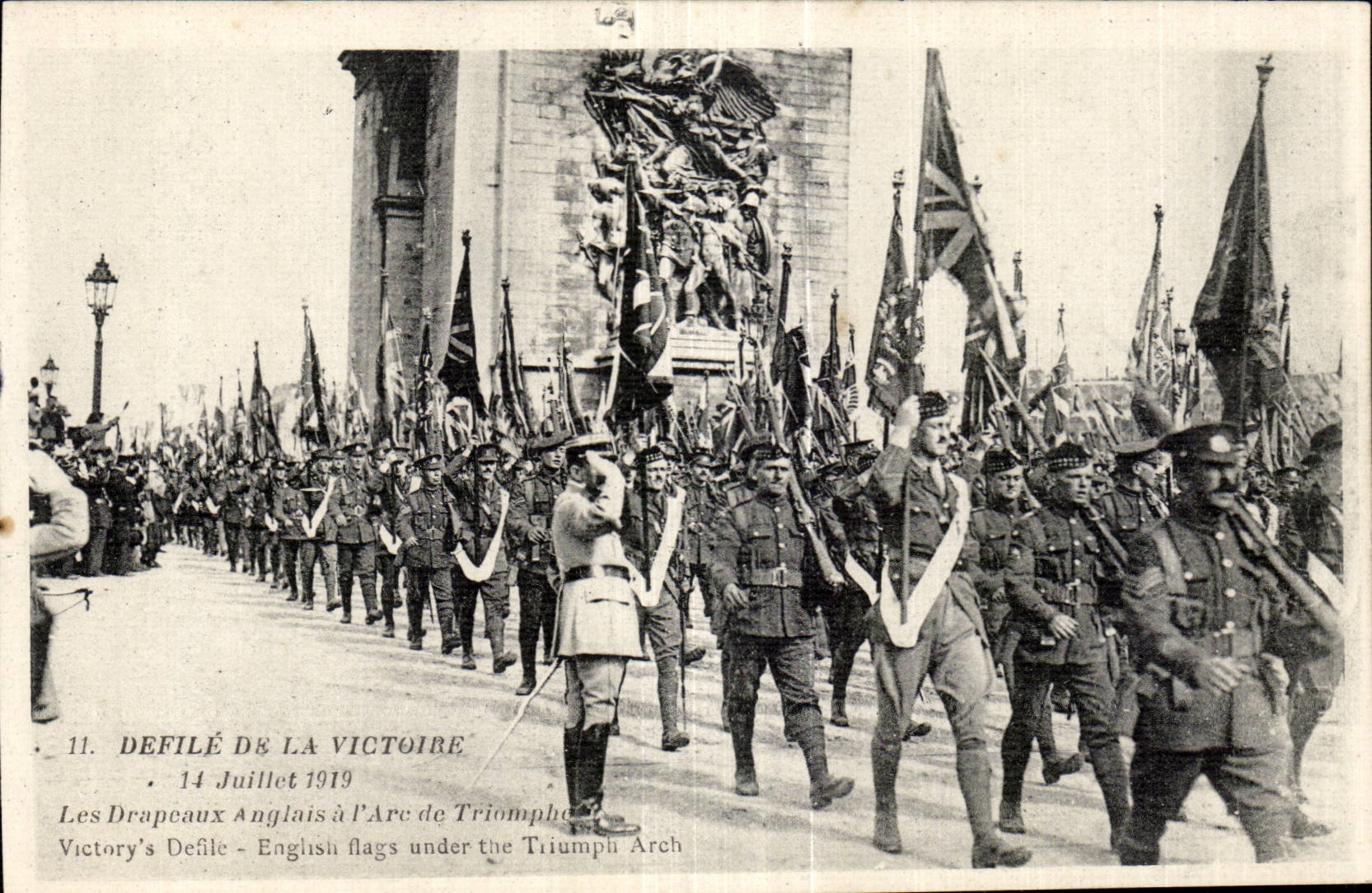 CPA Militaria Defile of the victory Paris July 14th 1919 the English flags has Arc de Triomphe