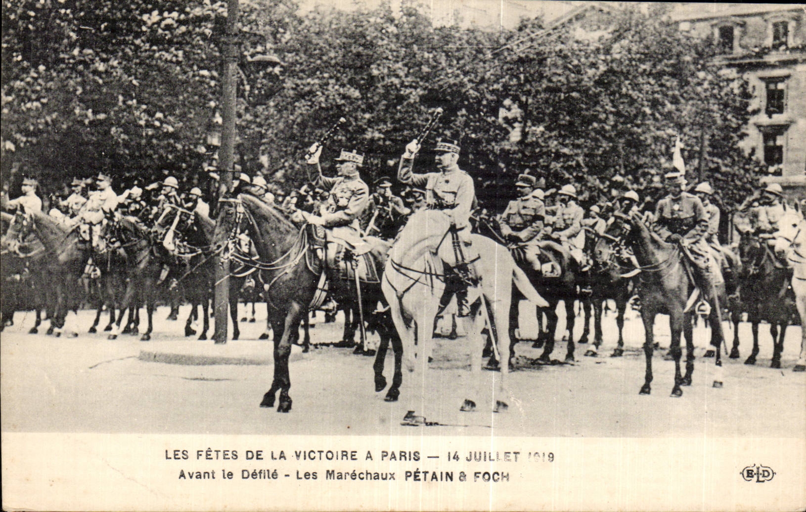 CPA Militaria Festivals of the Victoire July 14th 1919 Before the procession the marshals Petain and Foch
