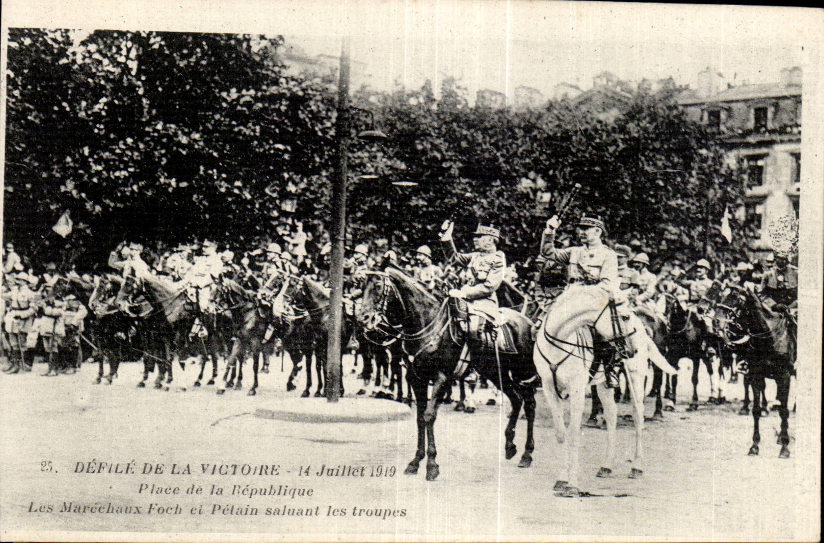 CPA Militaria July 14th 1919 Places Republic the marshals Foch and Petain greeting the troops