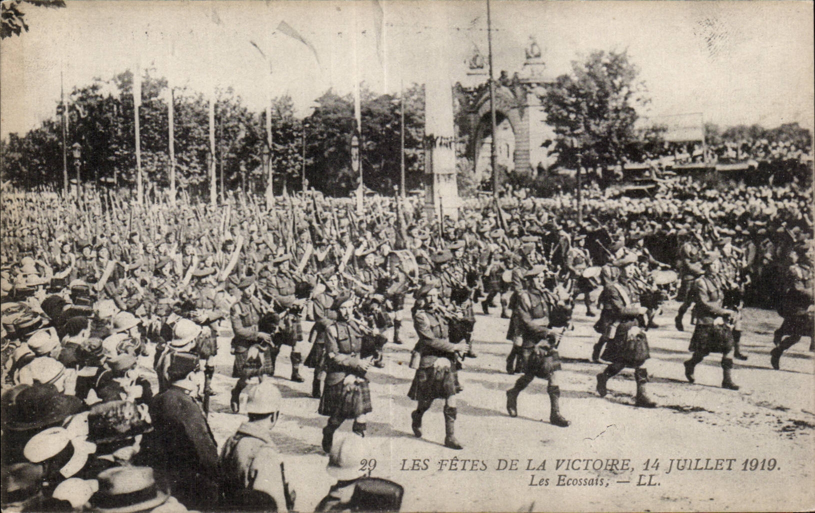 CPA Militaria Paris Festivals of the victory July 14th 1919 the Scot