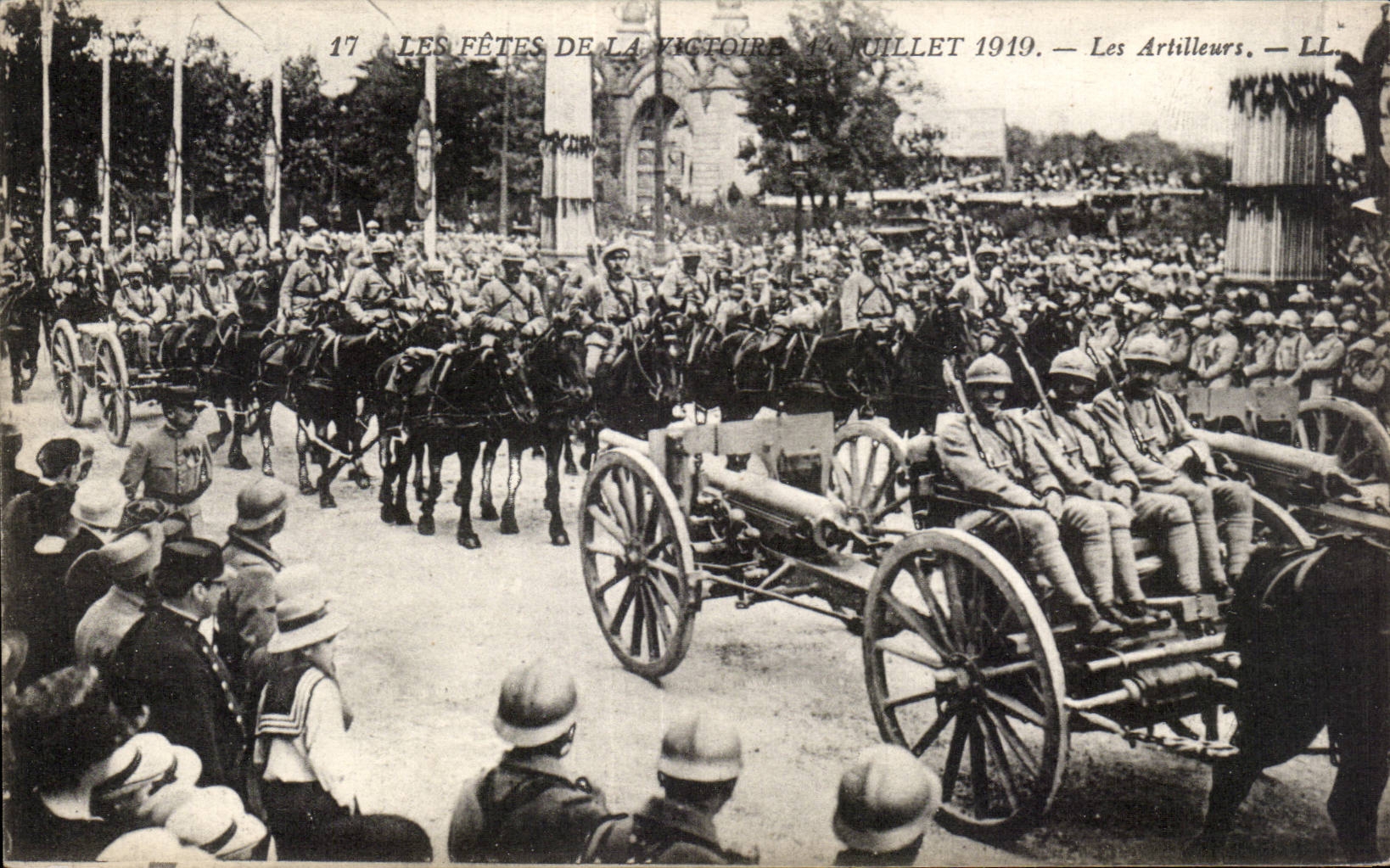 CPA Militaria Paris festivals of the victory July 14th 1919 artillerists