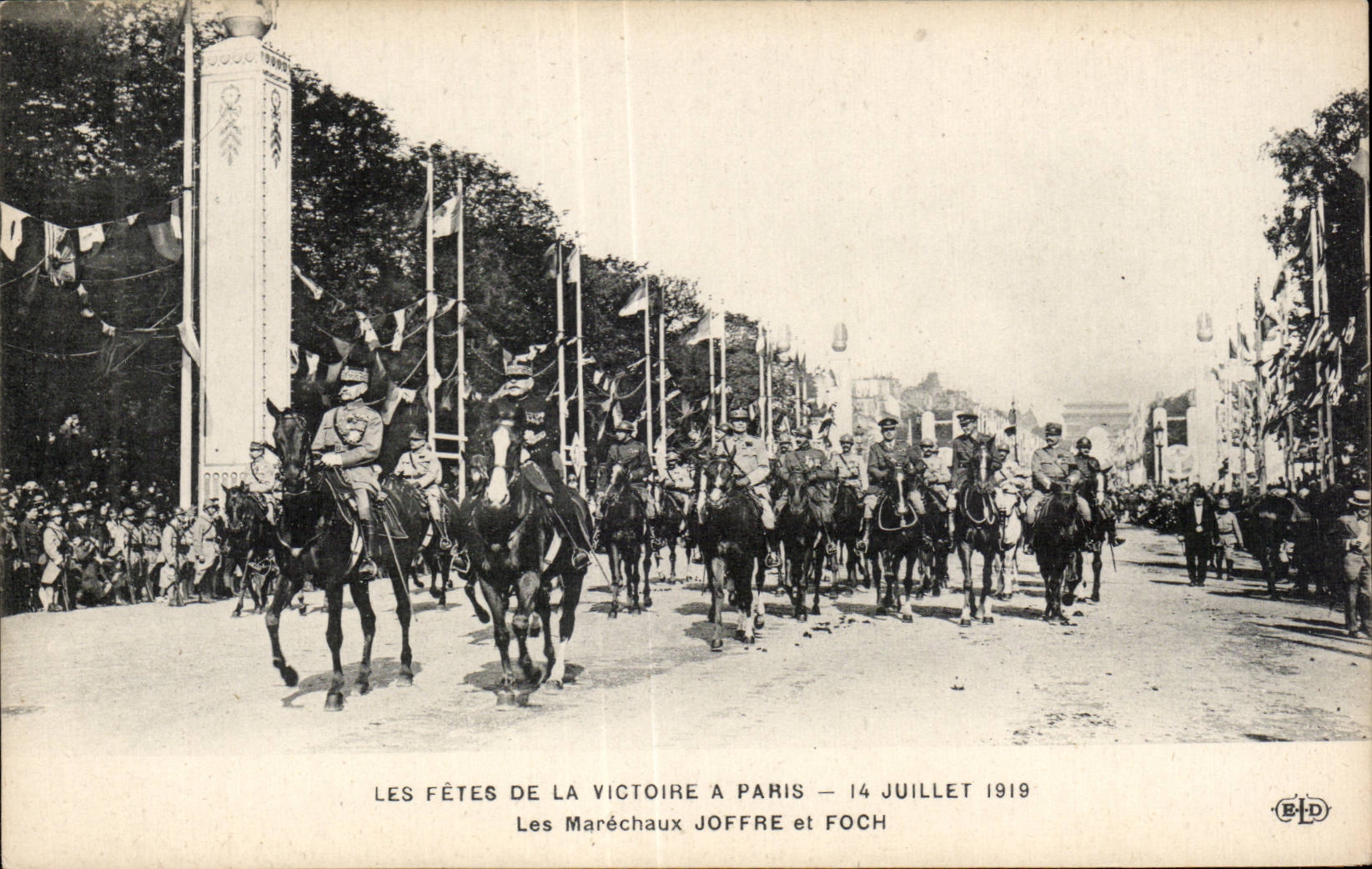 CPA Militaria Festivals of the Victoire Paris July 14th 1919 the marshals Joffre Foch