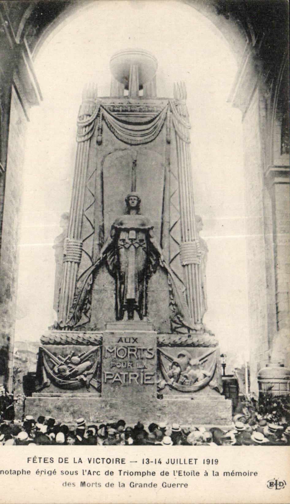 CPA Militaria the festivals of the victory Cenotaphe July 14th 1919 sets up Arc de Triomphe under star