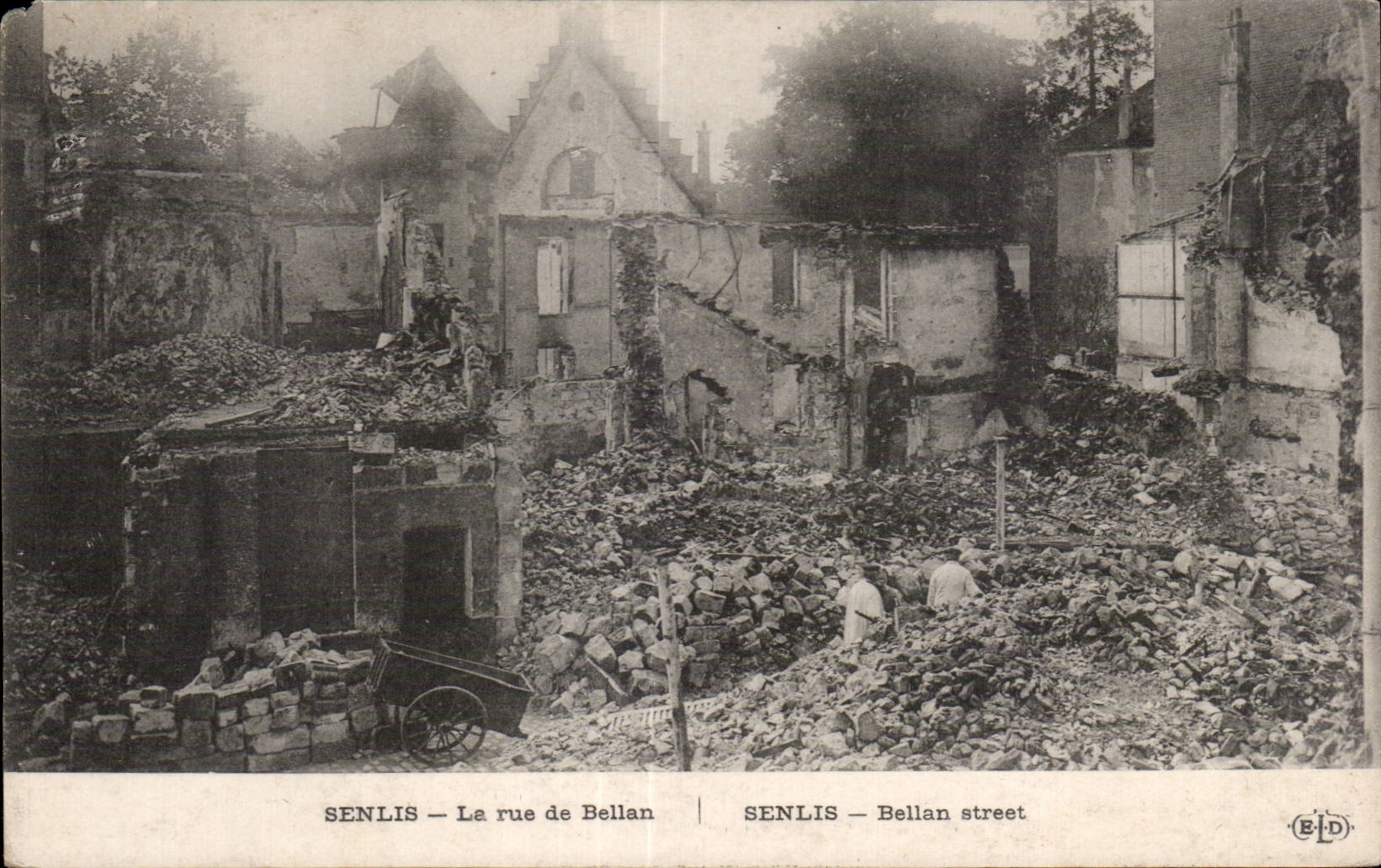 CPA Militaria the Great War 1914 Senlis the street Bellan