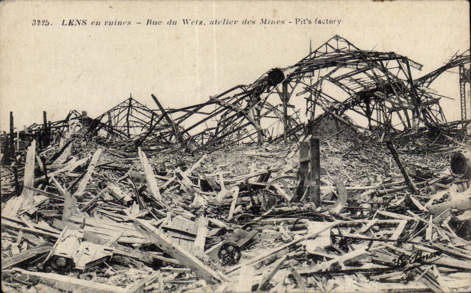 CPA Militaria the Great War 1914 Lens in ruins Street of Wetz workshop of the Mines