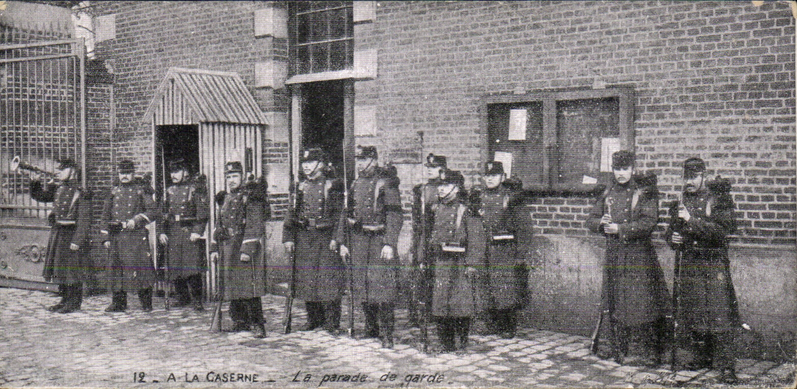 CPA Militaria Soldiers With the barracks the parade of guard