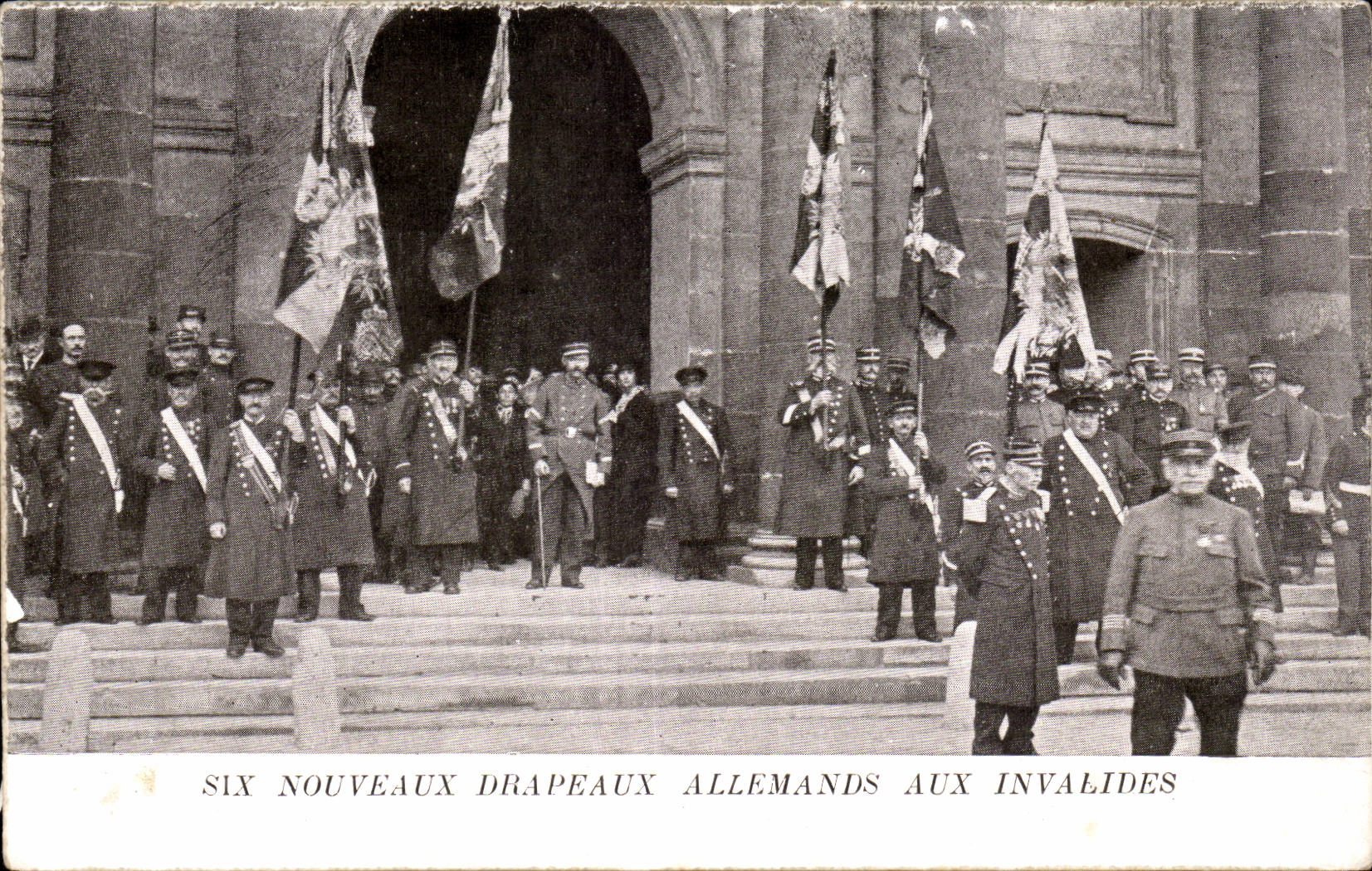 CPA Militaria Six new German flags with Invalides