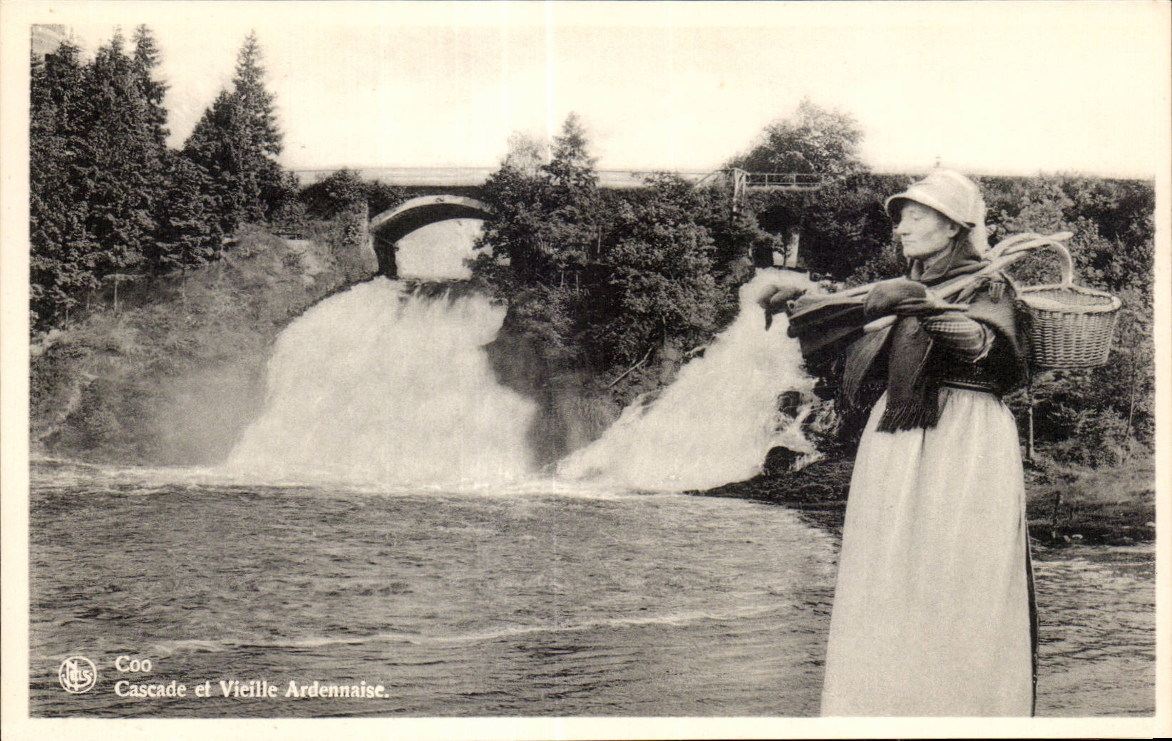 CPA Belgique Coo Cascade et vieille ardennaise Folklore costume