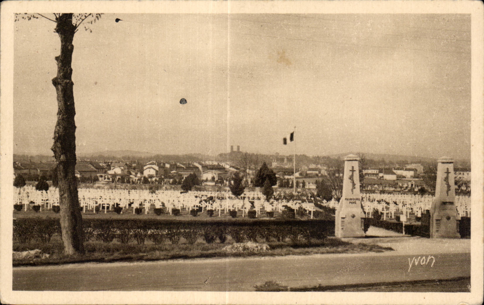 CPA Militaria Verdun Cimetiere military of the suburb Paves