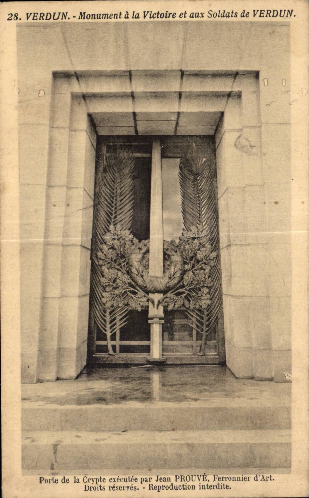 CPA Militaria Monument with the victory and the soldiers of Verdun Porte of the crypt executee by Jean Proves