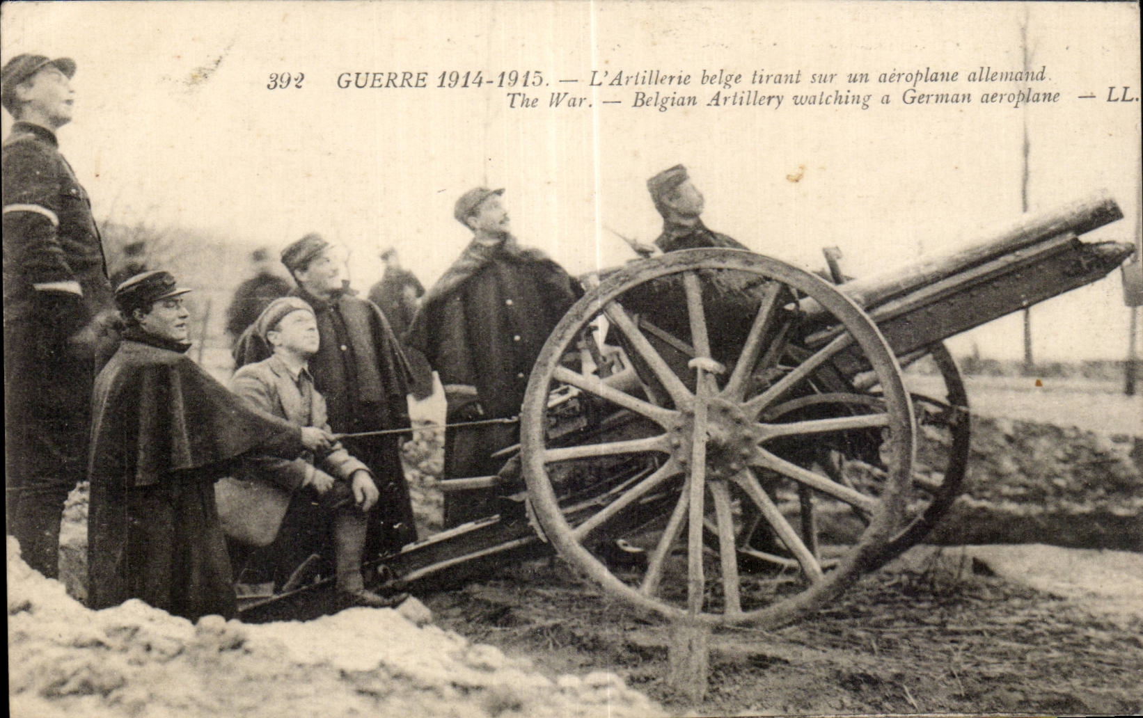 CPA Militaria Guerre 1914 L artillerie belge tirant sur un aeroplane allemand