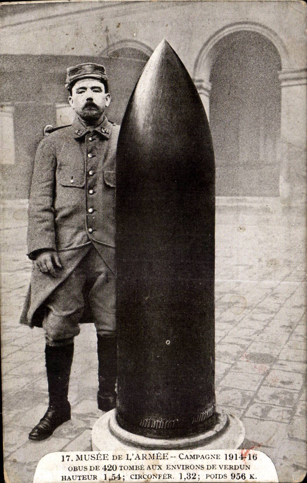 CPA Militaria Paris Musee de l armee Campagne 1914 1916 Obus de 420 tombe aux environs de Verdun 