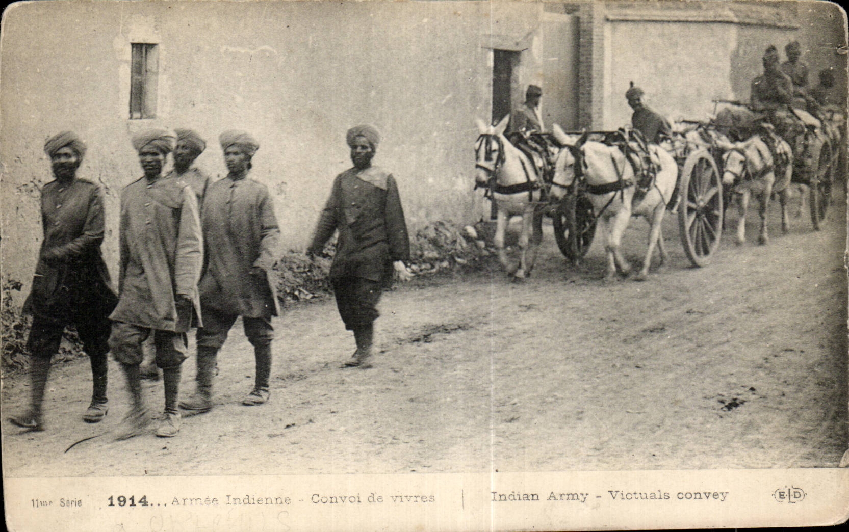 CPA Militaria Armee indienne Convoi de vivres