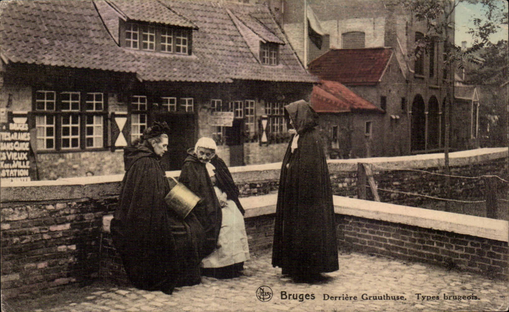 CPA Bruges Behind Gruuthuse Brugean Standards Folklore Costume