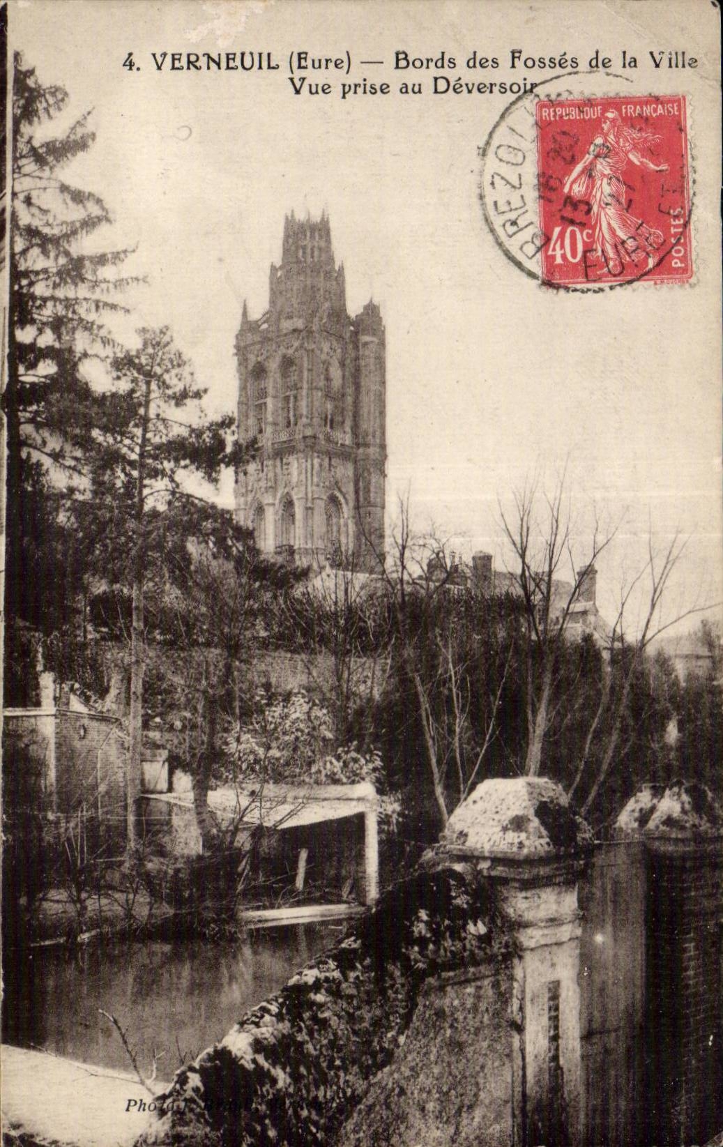 CPA Verneuil Bords des fosses de la ville Vue prise au deversoir
