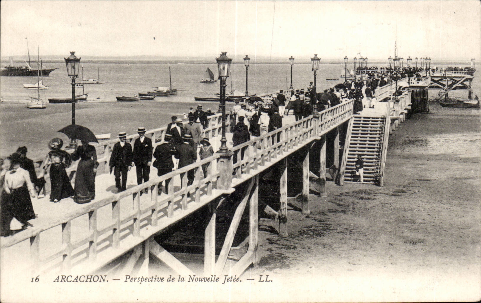 CPA Arcachon Perspective de la Nouvelle Jetee