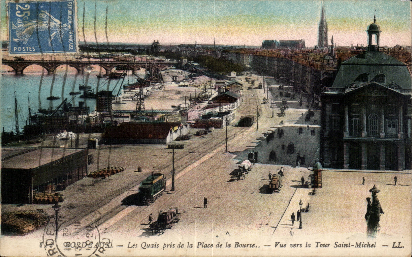 CPA Bordeaux Les Quais pris de la Place de la Bourse Vue vers la Tour Saint Michel