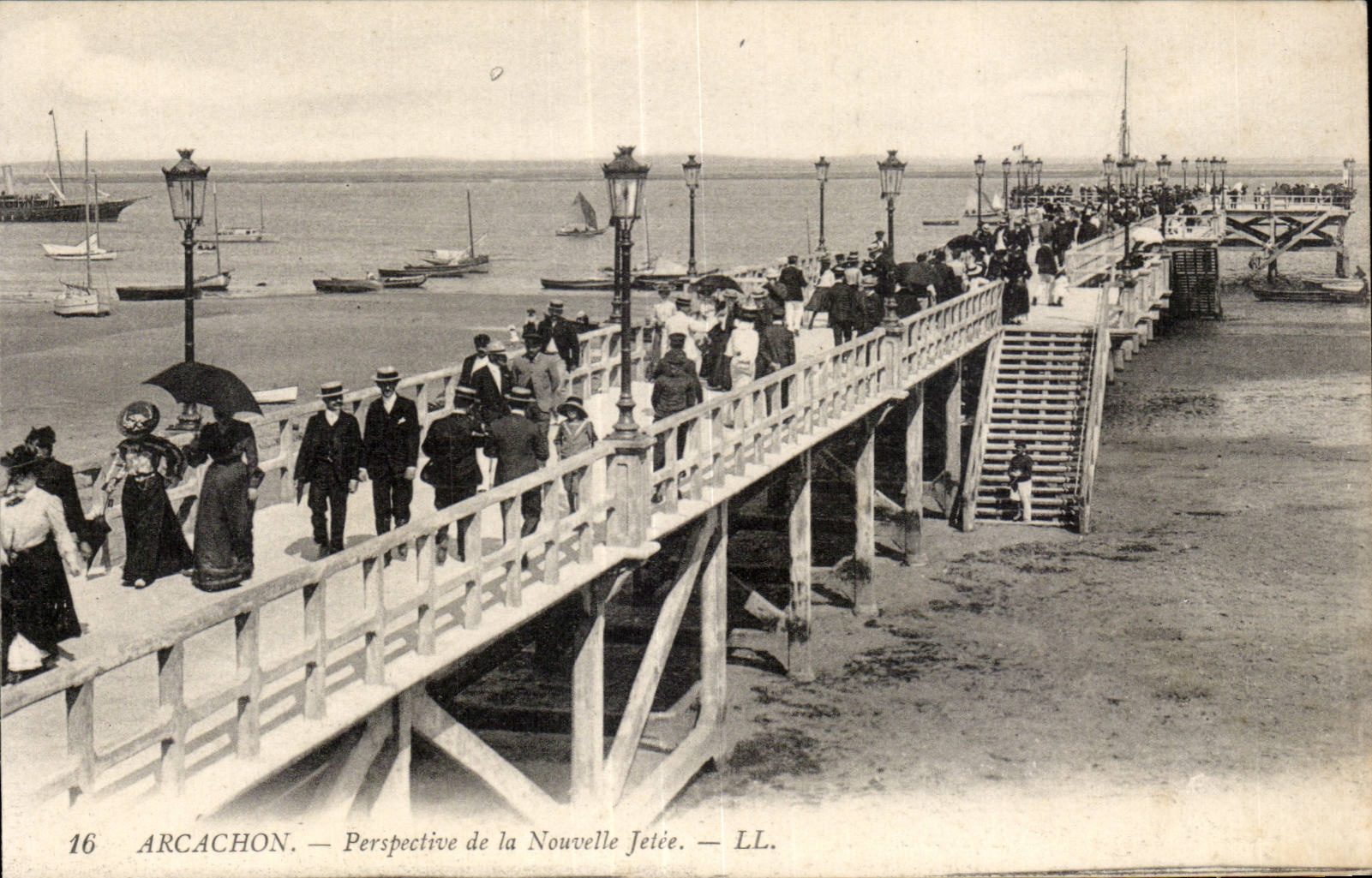 CPA Arcachon Perspective de la Nouvelle Jetee