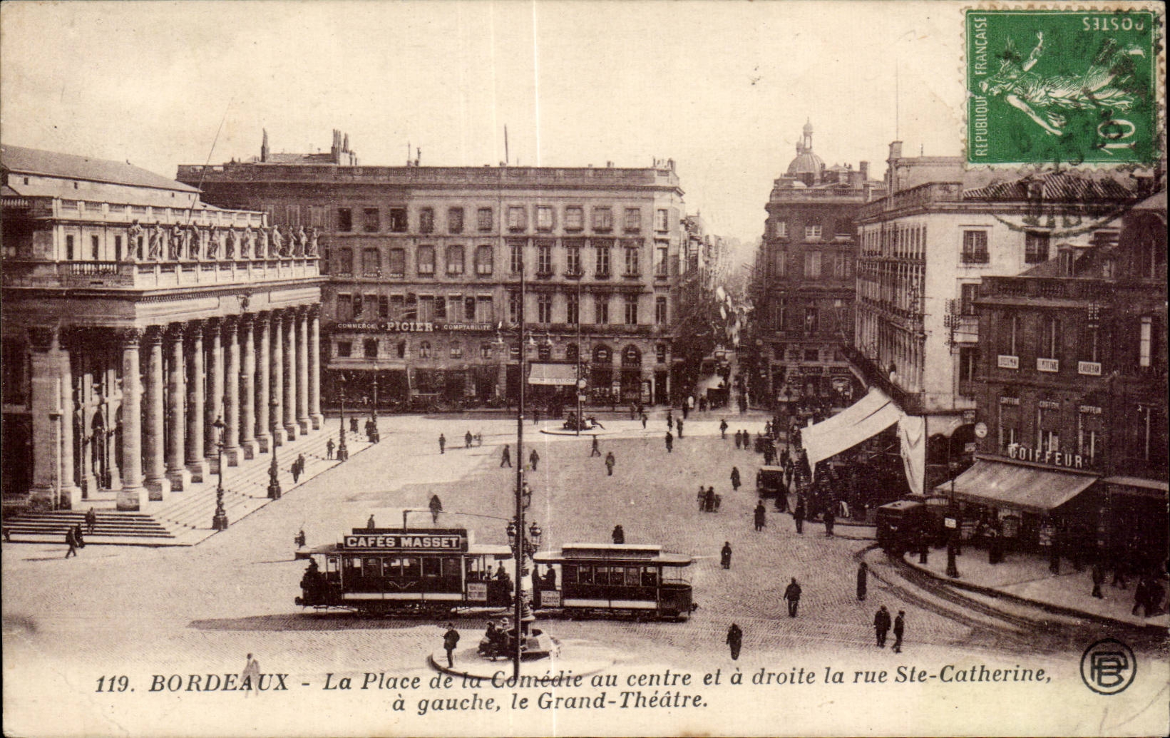 CPA Bordeaux La Place de la Comedie au centre el a droite la rue ste Catherine a gauche le Grand Theatre