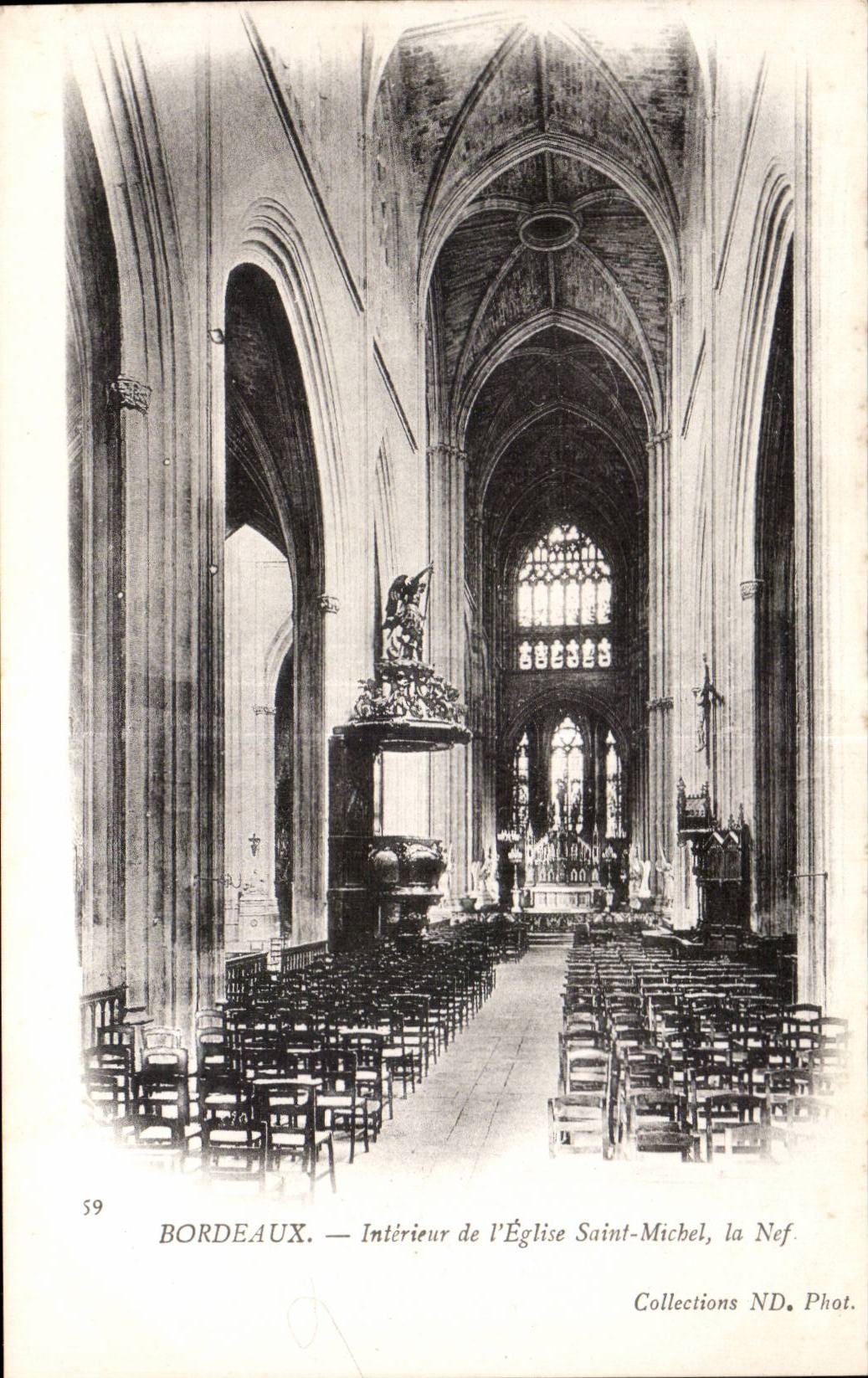 CPA Bordeaux Interieur de I Eglise Saint Michel la Nef