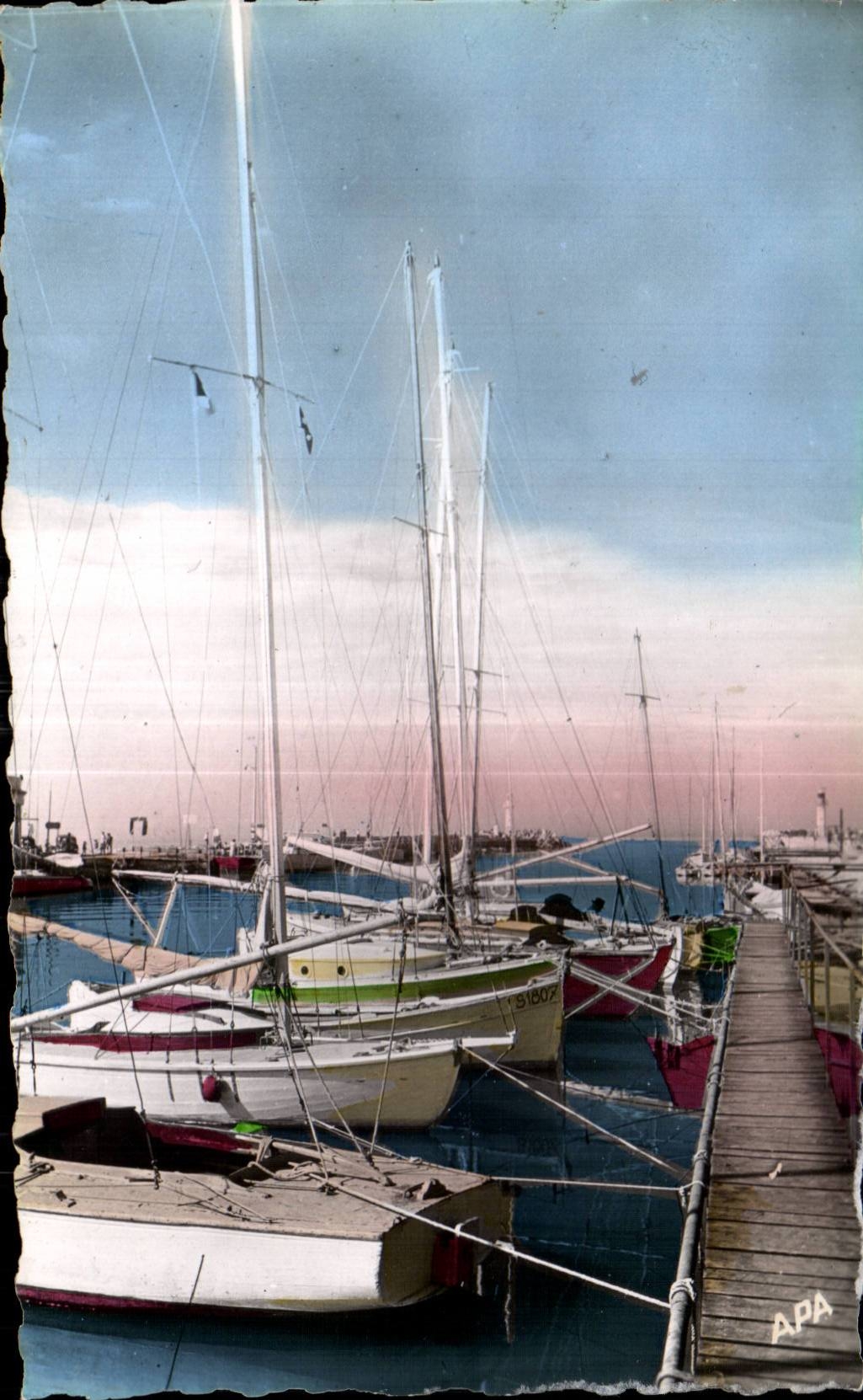 CPA Grau Of the King Gard Yachts in rest in the Port two Piers and two Lighthouses