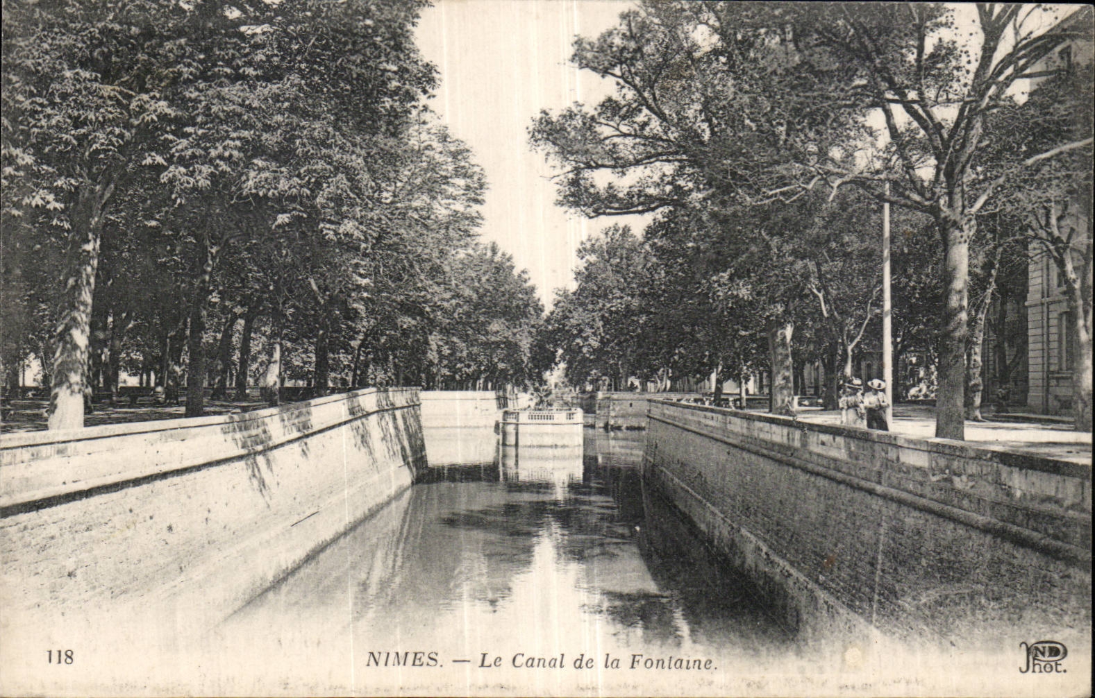 CPA Nimes Le Canal de la Fontaine